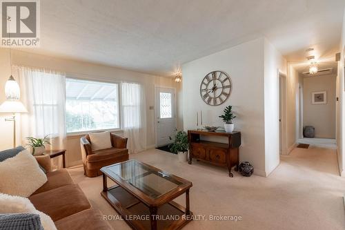 1833 Whitehall Drive, London, ON - Indoor Photo Showing Living Room