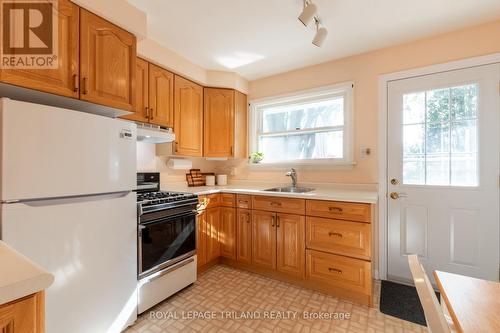 1833 Whitehall Drive, London, ON - Indoor Photo Showing Kitchen