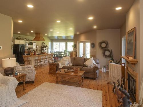 1463 Mountain Road, Thunder Bay, ON - Indoor Photo Showing Living Room