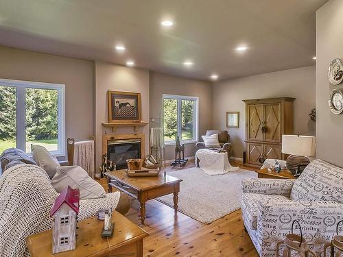 1463 Mountain Road, Thunder Bay, ON - Indoor Photo Showing Living Room With Fireplace