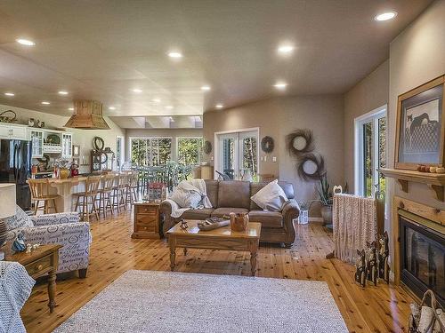 1463 Mountain Road, Thunder Bay, ON - Indoor Photo Showing Living Room With Fireplace