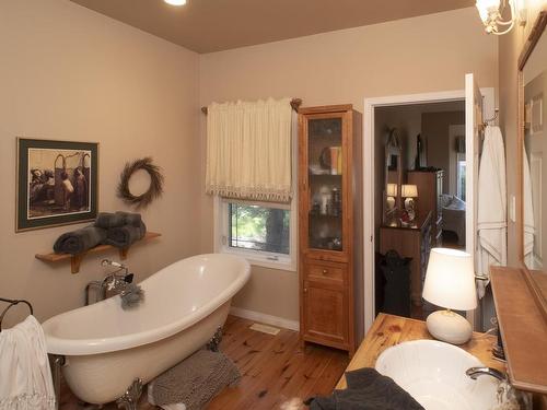 1463 Mountain Road, Thunder Bay, ON - Indoor Photo Showing Bathroom