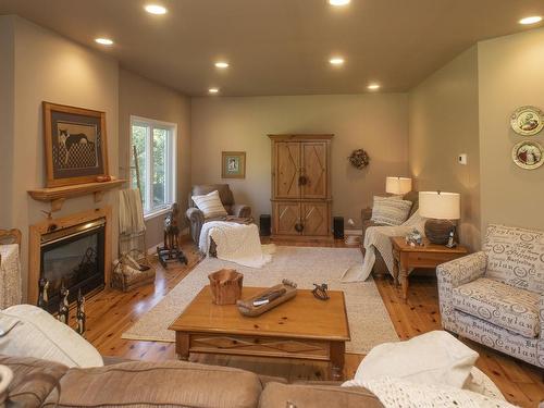 1463 Mountain Road, Thunder Bay, ON - Indoor Photo Showing Living Room With Fireplace