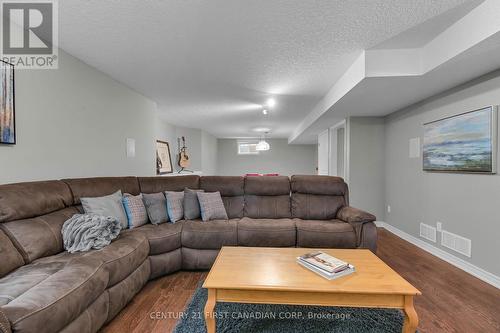 296 Whisker Street, London, ON - Indoor Photo Showing Living Room