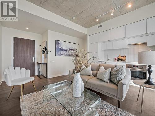 208 - 185 Roehampton Avenue, Toronto, ON - Indoor Photo Showing Living Room