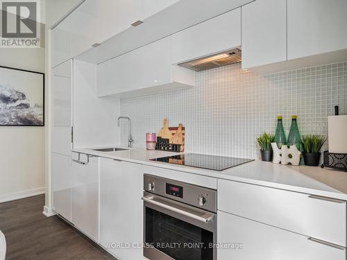 208 - 185 Roehampton Avenue, Toronto, ON - Indoor Photo Showing Kitchen