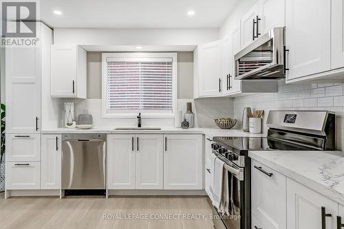 14 Candlebrook Drive, Whitby, ON - Indoor Photo Showing Kitchen With Upgraded Kitchen