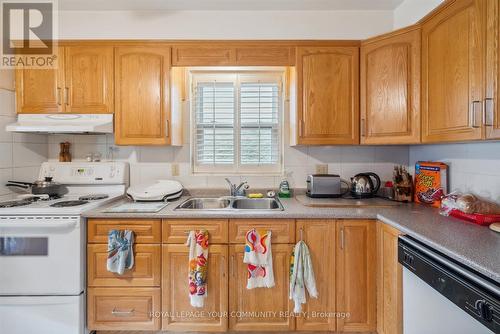 185 Lisa Crescent, Vaughan, ON - Indoor Photo Showing Kitchen With Double Sink