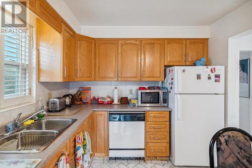 185 Lisa Crescent, Vaughan, ON - Indoor Photo Showing Kitchen With Double Sink