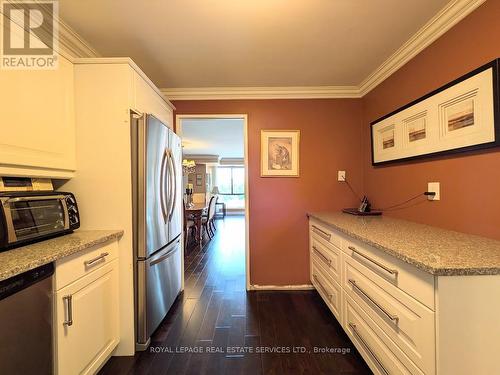 608 - 1400 Dixie Road, Mississauga, ON - Indoor Photo Showing Kitchen