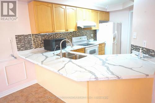 15 Amulet Crescent, Richmond Hill, ON - Indoor Photo Showing Kitchen