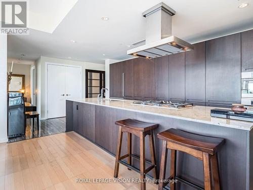 2105 - 180 University Avenue, Toronto, ON - Indoor Photo Showing Kitchen