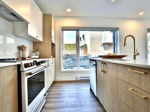 Kitchen - 425-2000 Rue Benoit, Saint-Bruno-De-Montarville, QC - Indoor Photo Showing Kitchen With Upgraded Kitchen