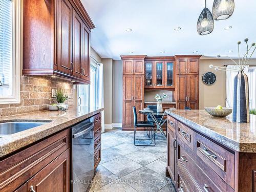 14 Hutton Cres, Caledon, ON - Indoor Photo Showing Kitchen