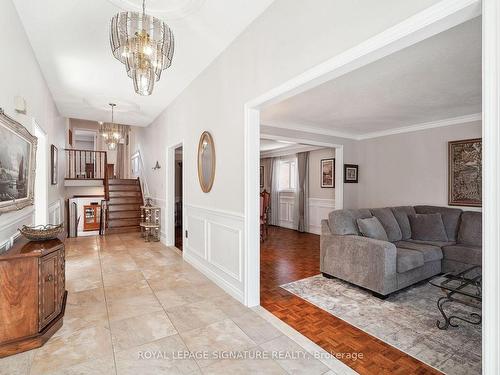 38 Larchmere Ave, Toronto, ON - Indoor Photo Showing Living Room