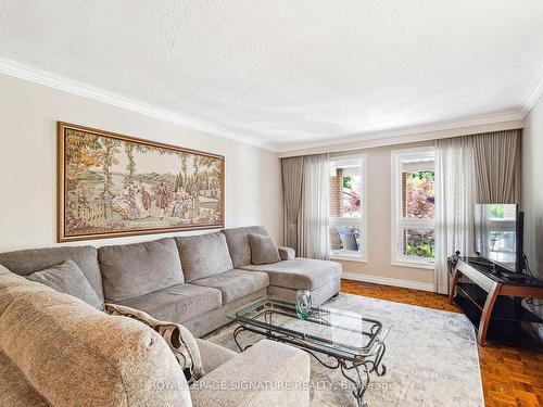 38 Larchmere Ave, Toronto, ON - Indoor Photo Showing Living Room