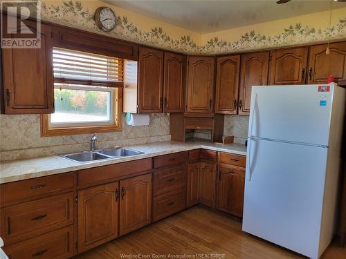 317 E Road 11, Kingsville, ON - Indoor Photo Showing Kitchen With Double Sink