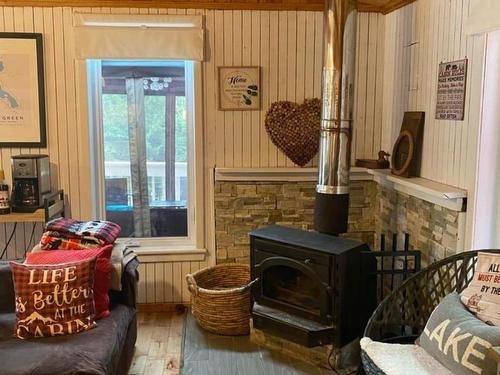 Salon - 14 Ch. Circle, Harrington, QC - Indoor Photo Showing Living Room With Fireplace