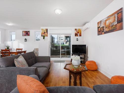 Salon - 1-8 Rue De Sicile, Candiac, QC - Indoor Photo Showing Living Room