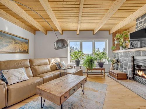 Salon - 207 Ch. Du Lac N., Stoneham-Et-Tewkesbury, QC - Indoor Photo Showing Living Room With Fireplace