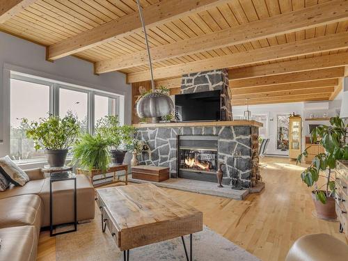 Salon - 207 Ch. Du Lac N., Stoneham-Et-Tewkesbury, QC - Indoor Photo Showing Living Room With Fireplace