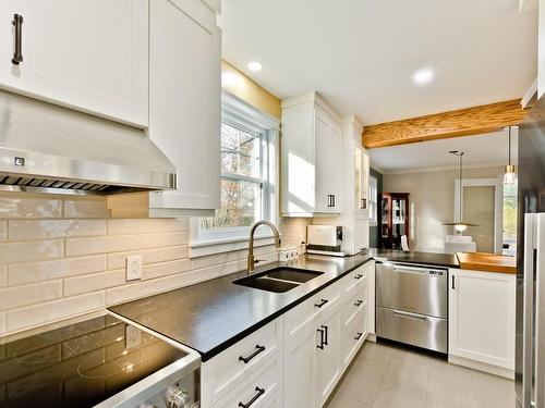 Kitchen - 15 Rue Fraser, Windsor, QC - Indoor Photo Showing Kitchen With Double Sink