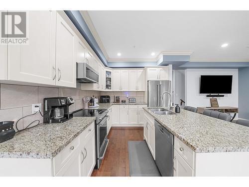 15 13771 232A Street, Maple Ridge, BC - Indoor Photo Showing Kitchen With Double Sink With Upgraded Kitchen