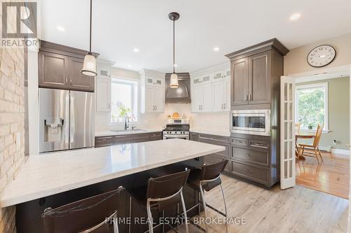 8819 Longwoods Road, Strathroy-Caradoc (Mount Brydges), ON - Indoor Photo Showing Kitchen With Upgraded Kitchen