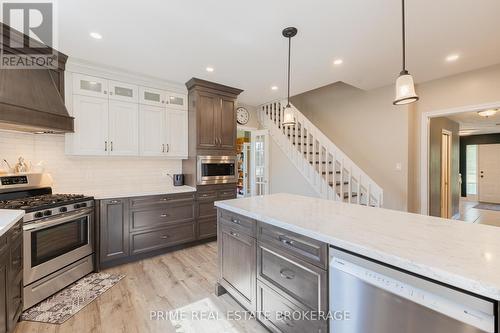 8819 Longwoods Road, Strathroy-Caradoc (Mount Brydges), ON - Indoor Photo Showing Kitchen With Stainless Steel Kitchen With Upgraded Kitchen