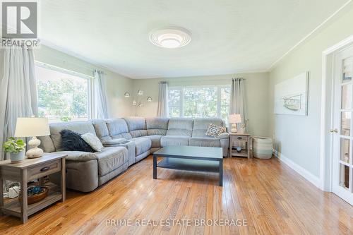 8819 Longwoods Road, Strathroy-Caradoc (Mount Brydges), ON - Indoor Photo Showing Living Room