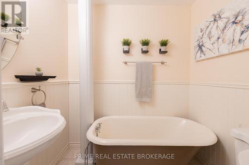 8819 Longwoods Road, Strathroy-Caradoc (Mount Brydges), ON - Indoor Photo Showing Bathroom