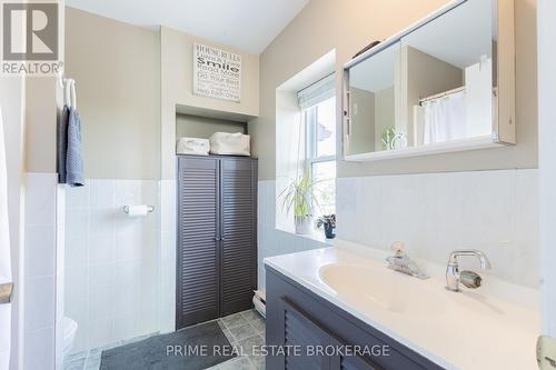 8819 Longwoods Road, Strathroy-Caradoc (Mount Brydges), ON - Indoor Photo Showing Bathroom