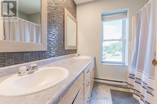 8819 Longwoods Road, Strathroy-Caradoc (Mount Brydges), ON - Indoor Photo Showing Bathroom