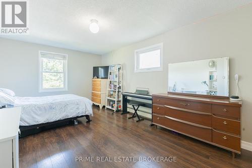 8819 Longwoods Road, Strathroy-Caradoc (Mount Brydges), ON - Indoor Photo Showing Bedroom