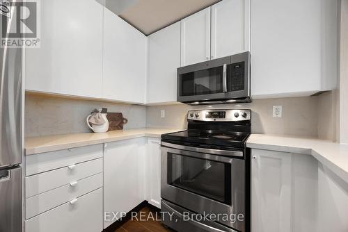 514 - 3939 Duke Of York Boulevard, Mississauga, ON - Indoor Photo Showing Kitchen