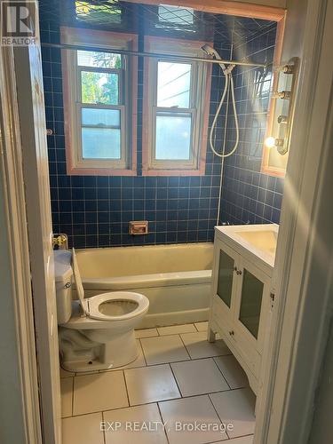 220 Mcewan Avenue, Windsor, ON - Indoor Photo Showing Bathroom