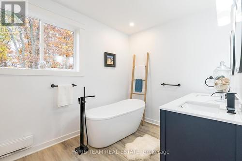 40 Port Severn Road N, Georgian Bay, ON - Indoor Photo Showing Bathroom