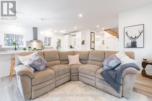 40 Port Severn Road N, Georgian Bay, ON - Indoor Photo Showing Living Room