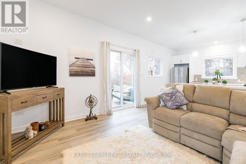 40 Port Severn Road N, Georgian Bay, ON - Indoor Photo Showing Living Room