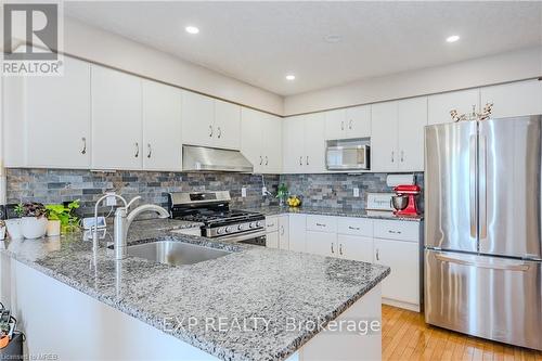 119 Silurian Drive, Guelph, ON - Indoor Photo Showing Kitchen With Upgraded Kitchen