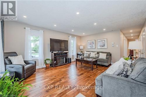 119 Silurian Drive, Guelph, ON - Indoor Photo Showing Living Room