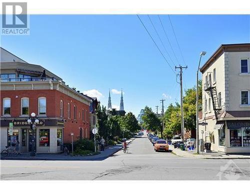 Enjoy being walking distance to shops and restaurants - 139 Guigues Avenue Unit#1, Ottawa, ON - Outdoor