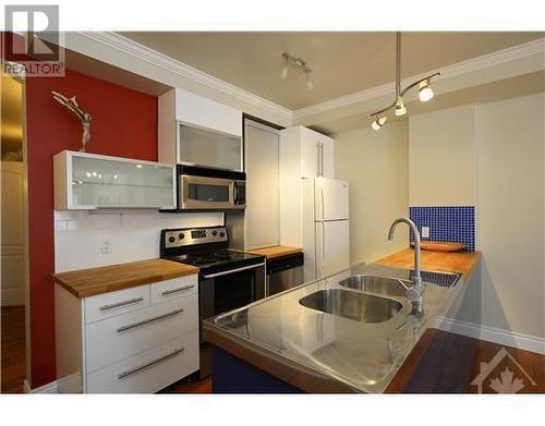 Kitchen - 139 Guigues Avenue Unit#1, Ottawa, ON - Indoor Photo Showing Kitchen With Double Sink