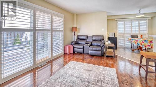 100 Russell Jarvis Drive, Markham, ON - Indoor Photo Showing Living Room