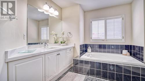 100 Russell Jarvis Drive, Markham, ON - Indoor Photo Showing Bathroom