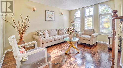 100 Russell Jarvis Drive, Markham, ON - Indoor Photo Showing Living Room