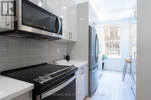 1982 Barber House Lane, Mississauga, ON - Indoor Photo Showing Kitchen With Stainless Steel Kitchen