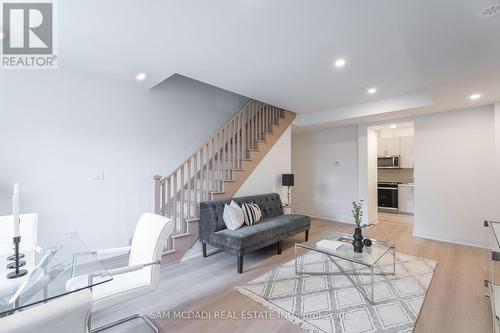 1982 Barber House Lane, Mississauga, ON - Indoor Photo Showing Living Room