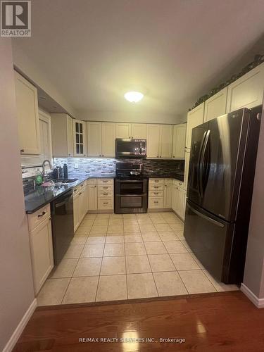 26 Mossgrove Crescent, Brampton, ON - Indoor Photo Showing Kitchen