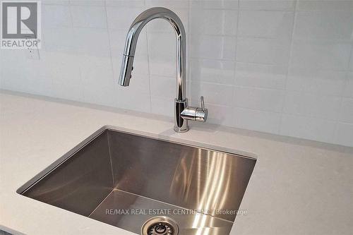 601 - 2481 Taunton Road, Oakville, ON - Indoor Photo Showing Kitchen